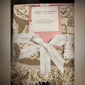 cupcakes & cashmere Festive Brown and Cream Throw